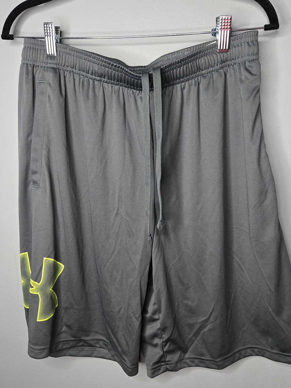 Under Armour Gray Athletic Shorts Men’s Large Loose Fit Neon Logo Gym Workout